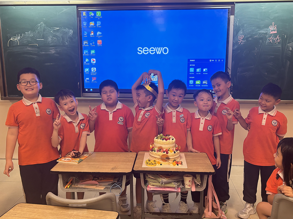 新学期第一个同学过生日——陈智亮同学生日快乐！