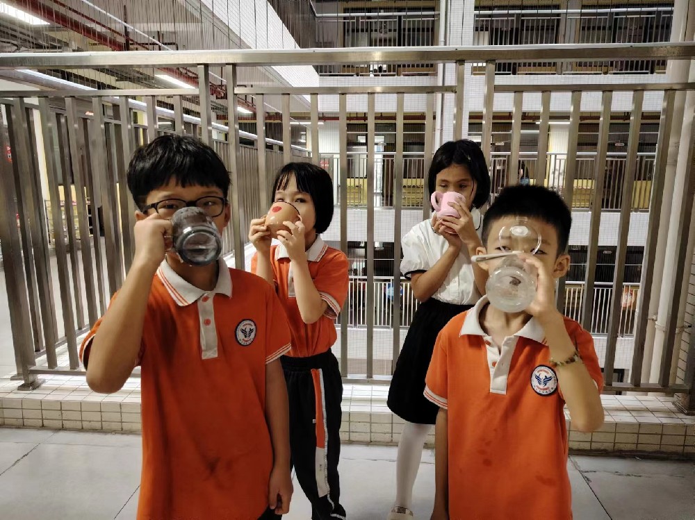 同学们起床后都有喝水的好习惯